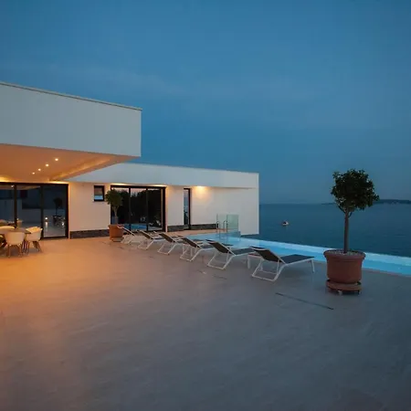 מלון Garma Beachfront - 3 Bedroom - Stunning Sea Views - Gym - Private Pier Potirna
