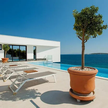 Garma Beachfront - 3 Bedroom - Stunning Sea Views - Gym - Private Pier