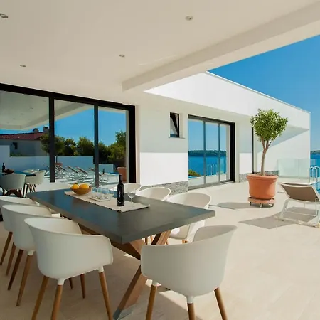 Garma Beachfront - 3 Bedroom - Stunning Sea Views - Gym - Private Pier Szálloda Potirna