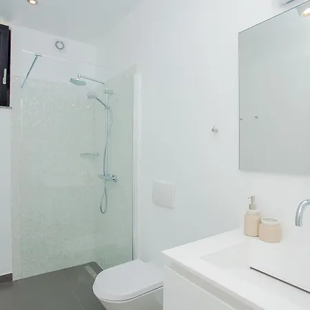 Szálloda Garma Beachfront - 3 Bedroom - Stunning Sea Views - Gym - Private Pier Potirna