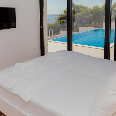 Szálloda Garma Beachfront - 3 Bedroom - Stunning Sea Views - Gym - Private Pier