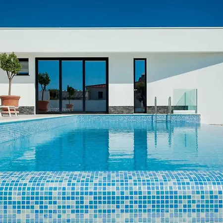 Garma Beachfront - 3 Bedroom - Stunning Sea Views - Gym - Private Pier Potirna