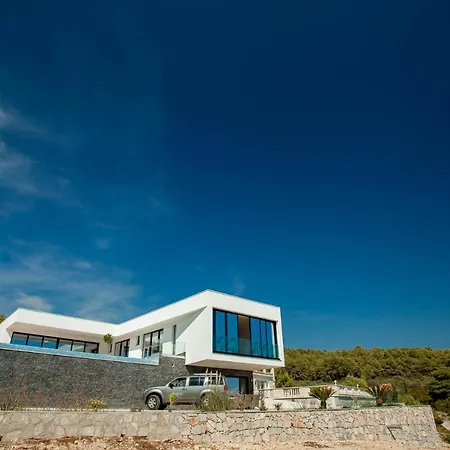 מלון Garma Beachfront - 3 Bedroom - Stunning Sea Views - Gym - Private Pier 4*