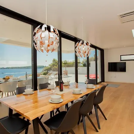 Garma Beachfront - 3 Bedroom - Stunning Sea Views - Gym - Private Pier Szálloda Potirna