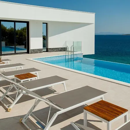 Garma Beachfront - 3 Bedroom - Stunning Sea Views - Gym - Private Pier Szálloda 4*