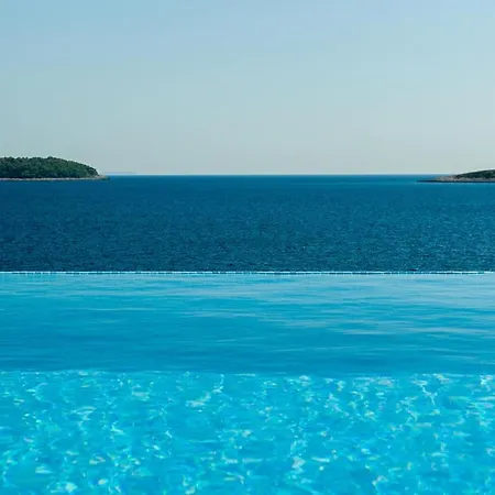 מלון Garma Beachfront - 3 Bedroom - Stunning Sea Views - Gym - Private Pier 4*