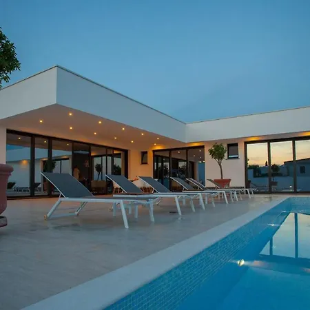 Garma Beachfront - 3 Bedroom - Stunning Sea Views - Gym - Private Pier Potirna