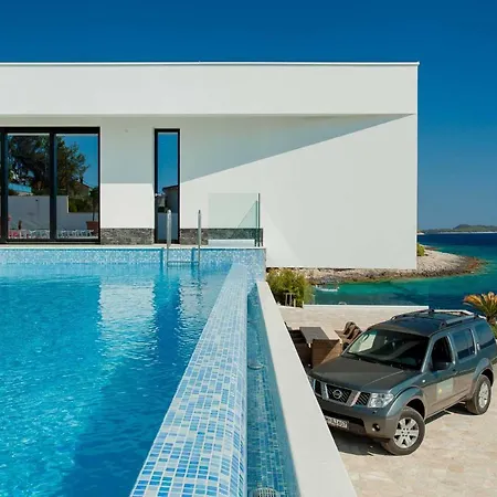 מלון Garma Beachfront - 3 Bedroom - Stunning Sea Views - Gym - Private Pier