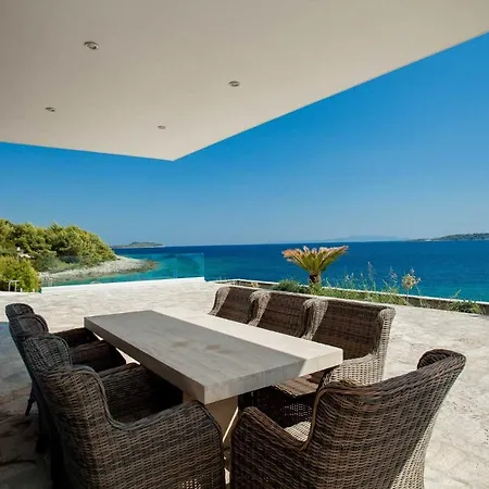 Garma Beachfront - 3 Bedroom - Stunning Sea Views - Gym - Private Pier מלון