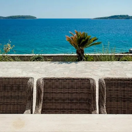 מלון Garma Beachfront - 3 Bedroom - Stunning Sea Views - Gym - Private Pier 4*