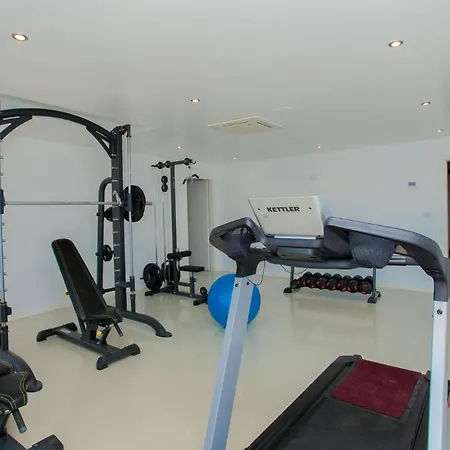 מלון Garma Beachfront - 3 Bedroom - Stunning Sea Views - Gym - Private Pier Potirna