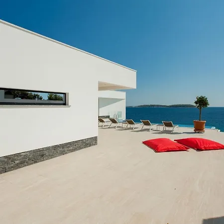 מלון Garma Beachfront - 3 Bedroom - Stunning Sea Views - Gym - Private Pier Potirna