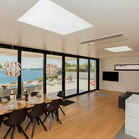 Garma Beachfront - 3 Bedroom - Stunning Sea Views - Gym - Private Pier