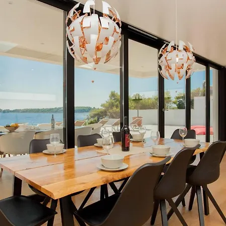מלון Garma Beachfront - 3 Bedroom - Stunning Sea Views - Gym - Private Pier
