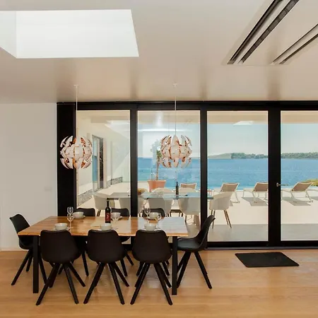 מלון Garma Beachfront - 3 Bedroom - Stunning Sea Views - Gym - Private Pier 4*