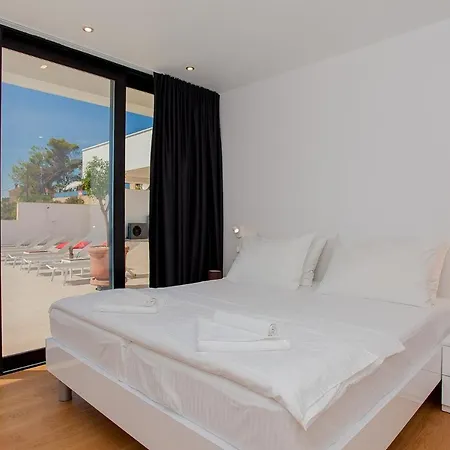 Garma Beachfront - 3 Bedroom - Stunning Sea Views - Gym - Private Pier 4* Potirna