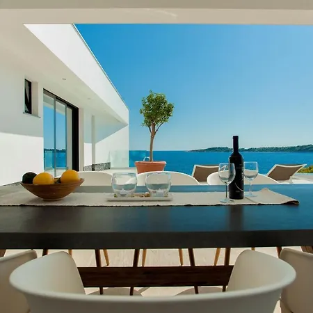 מלון Garma Beachfront - 3 Bedroom - Stunning Sea Views - Gym - Private Pier