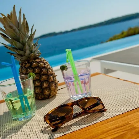 Garma Beachfront - 3 Bedroom - Stunning Sea Views - Gym - Private Pier