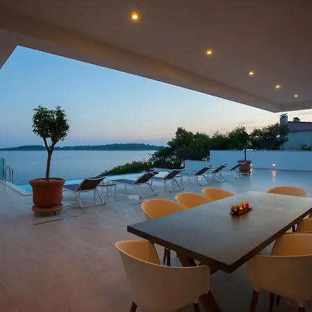 Garma Beachfront - 3 Bedroom - Stunning Sea Views - Gym - Private Pier Potirna