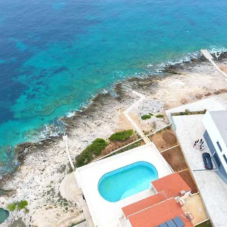 Garma Beachfront - 3 Bedroom - Stunning Sea Views - Gym - Private Pier מלון