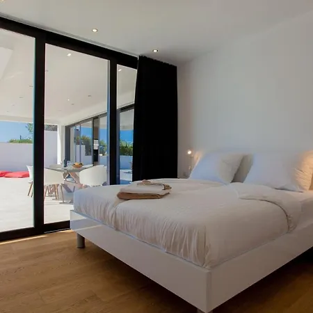 Szálloda Garma Beachfront - 3 Bedroom - Stunning Sea Views - Gym - Private Pier