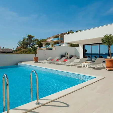 Garma Beachfront - 3 Bedroom - Stunning Sea Views - Gym - Private Pier