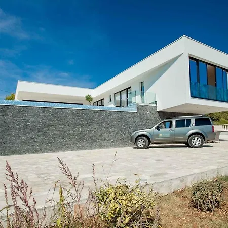 מלון Garma Beachfront - 3 Bedroom - Stunning Sea Views - Gym - Private Pier Potirna