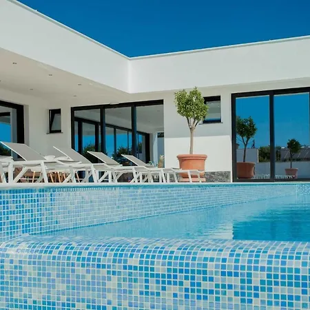 Garma Beachfront - 3 Bedroom - Stunning Sea Views - Gym - Private Pier מלון