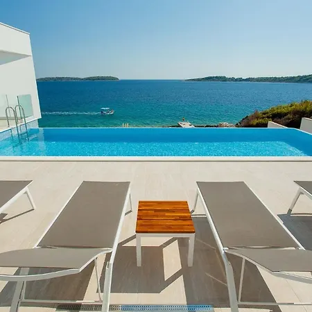 Ξενοδοχείο Garma Beachfront - 3 Bedroom - Stunning Sea Views - Gym - Private Pier