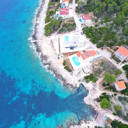 Garma Beachfront - 3 Bedroom - Stunning Sea Views - Gym - Private Pier Potirna
