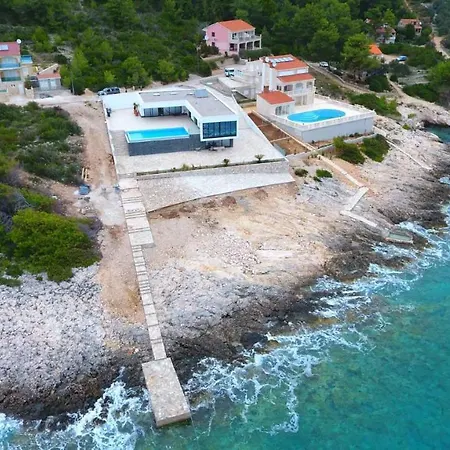 Garma Beachfront - 3 Bedroom - Stunning Sea Views - Gym - Private Pier Potirna