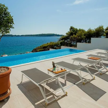 Garma Beachfront - 3 Bedroom - Stunning Sea Views - Gym - Private Pier Ξενοδοχείο Potirna