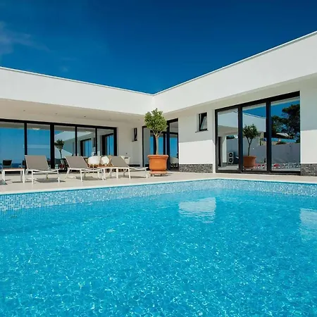 Garma Beachfront - 3 Bedroom - Stunning Sea Views - Gym - Private Pier