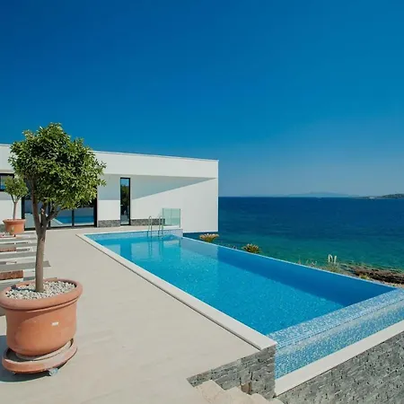 Garma Beachfront - 3 Bedroom - Stunning Sea Views - Gym - Private Pier 4*