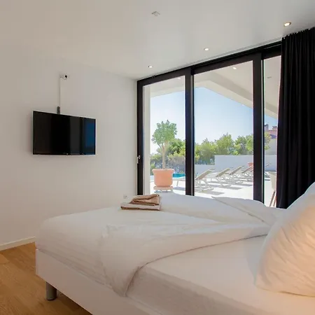 Garma Beachfront - 3 Bedroom - Stunning Sea Views - Gym - Private Pier 4* Potirna