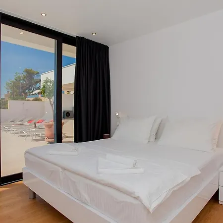 Garma Beachfront - 3 Bedroom - Stunning Sea Views - Gym - Private Pier 4* Potirna