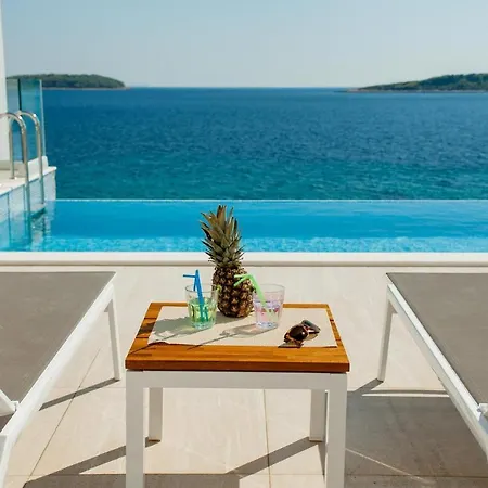 Garma Beachfront - 3 Bedroom - Stunning Sea Views - Gym - Private Pier