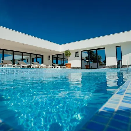 Garma Beachfront - 3 Bedroom - Stunning Sea Views - Gym - Private Pier Ξενοδοχείο Potirna