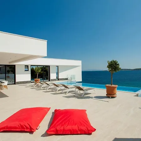 Ξενοδοχείο Garma Beachfront - 3 Bedroom - Stunning Sea Views - Gym - Private Pier